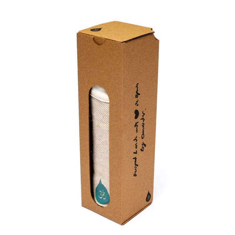 Bouteille de 0,5 litres de chez 'Om Water' modèle 'Gratitude', fabriquer suivant le nombre d'Or. En verre 100% recyclé, 0% métaux lourds, vendu dans un sac en coton naturel.