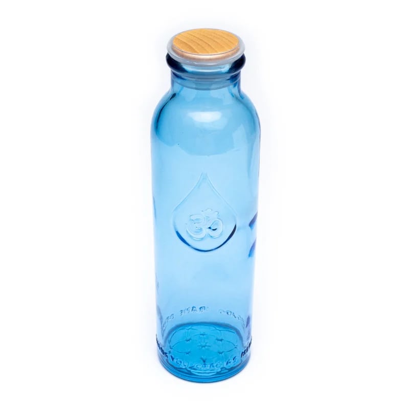 Bouteille de 0,5 litres de chez 'Om Water' modèle 'Gratitude', fabriquer suivant le nombre d'Or. En verre 100% recyclé, 0% métaux lourds, vendu dans un sac en coton naturel.