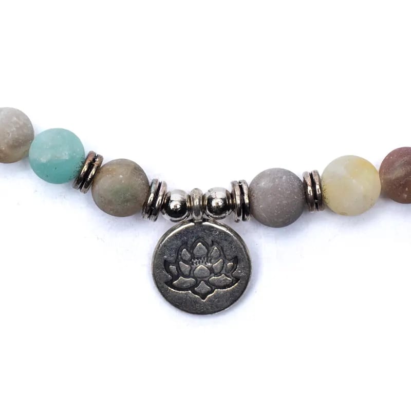 Mala en Amazonite, de 108 perles de ±6 et 8 millimètres. Taille de 65 à 85 centimètres de longueur environ. Qualité AA à AAA, superbe pièce avec pochette de rangement offerte. Fait en Inde !