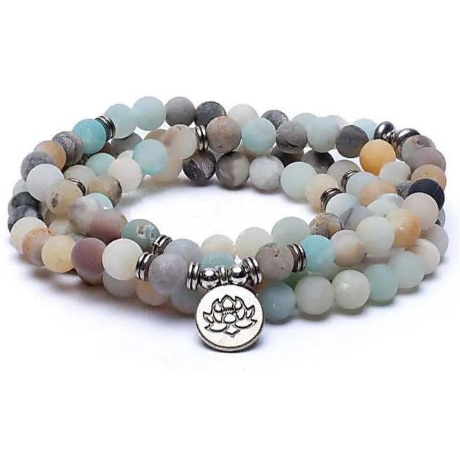 Mala en Amazonite, de 108 perles de ±6 et 8 millimètres. Taille de 65 à 85 centimètres de longueur environ. Qualité AA à AAA, superbe pièce avec pochette de rangement offerte. Fait en Inde !