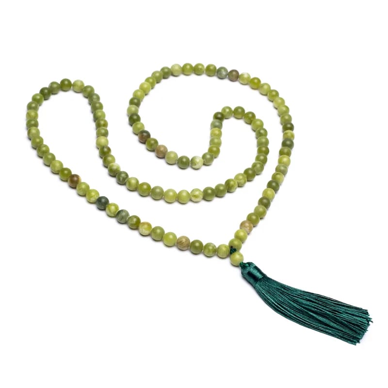 Mala en Jade de Chine, de 108 perles de ±6 et 8 millimètres. Taille de 65 à 85 centimètres de longueur environ. Qualité AA à AAA, superbe pièce avec pochette de rangement offerte. Fait en Inde !