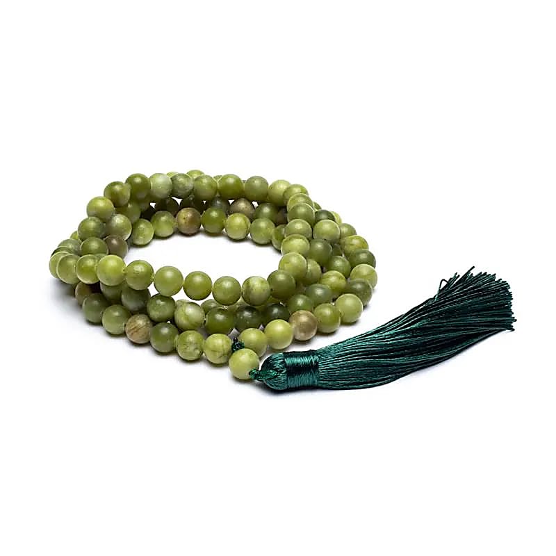 Mala en Jade de Chine, de 108 perles de ±6 et 8 millimètres. Taille de 65 à 85 centimètres de longueur environ. Qualité AA à AAA, superbe pièce avec pochette de rangement offerte. Fait en Inde !