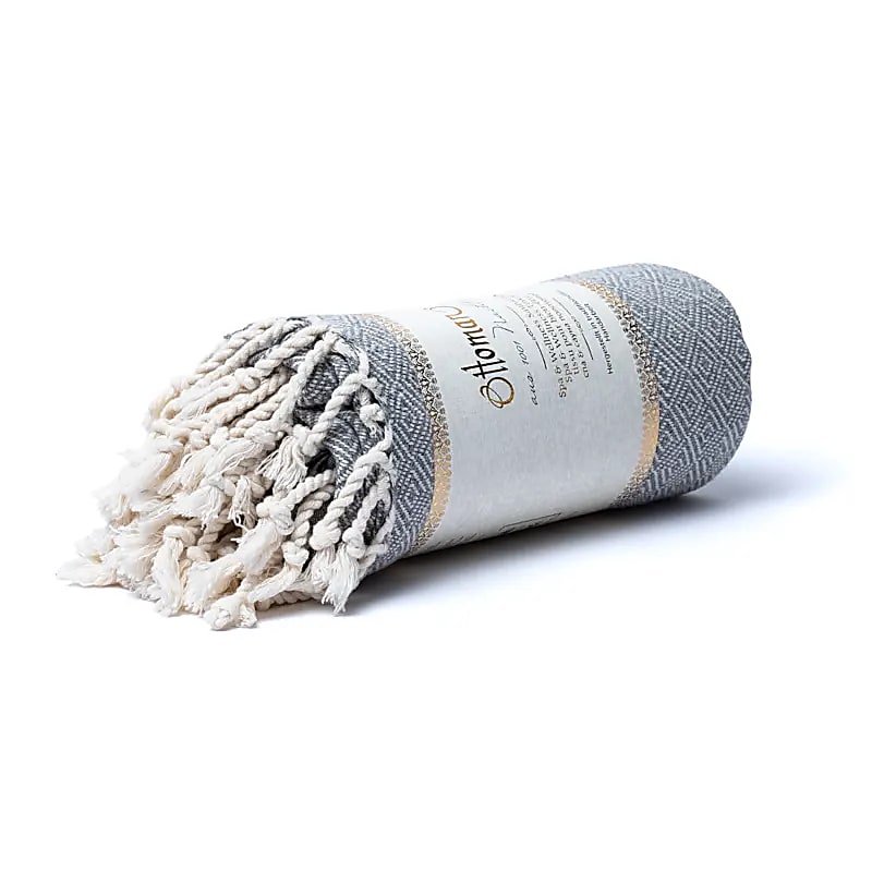 Handwoven hammam towel from 'Ottoman Atelier', or Pestemal, measuring 190x90 cm - 450 grams. This hammam towel is elegant, absorbent, and quick-drying. It can also be used as a bath or beach towel!