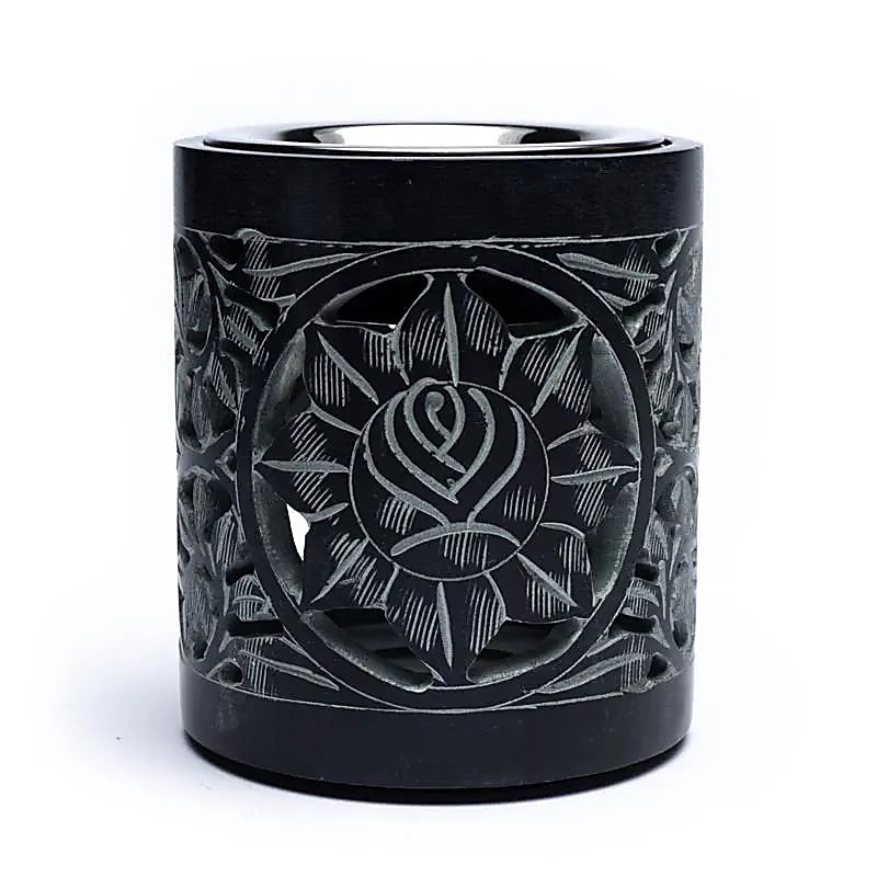 Encensoir/ Lampe en pierre à savon noire polie de 11cm - 860 grammes. Excellente qualité. Produit livré avec un tamis et un plateau et peut de ce fait être utilisé soit comme brûleur d'encens soit comme brûleur d'essences !