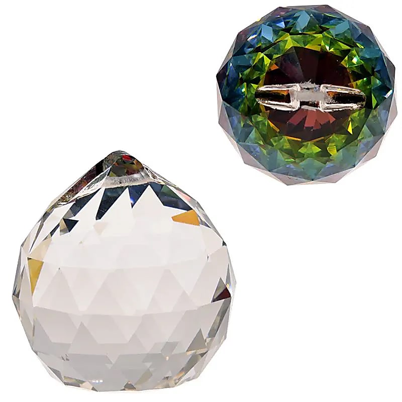 Cristaux Feng Shui, transparent ou multicolore de 2 à 5 cm, apportent la lumière et la vie dans votre maison ! L'arc en ciel sera multiplier par les nombreuses surfaces, dans les couleurs de l’arc en ciel, projetées et dansant dans toute la pièce.