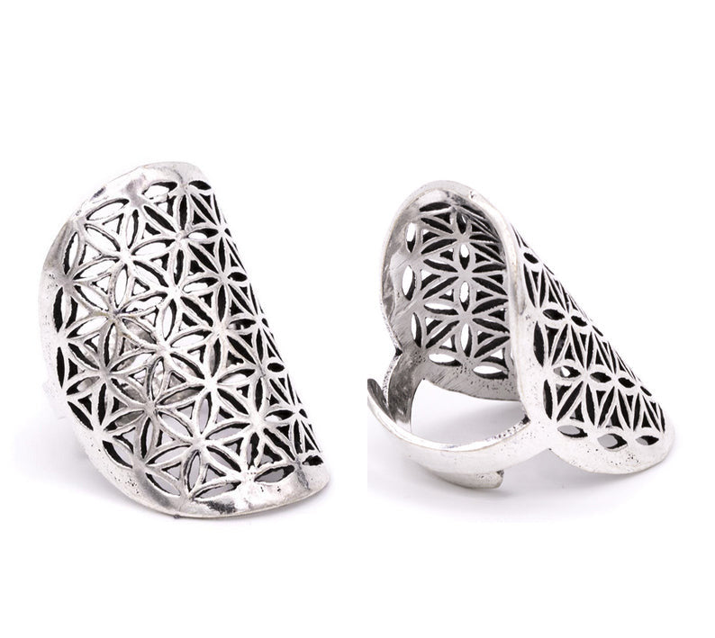 Bague couvrante avec Fleur de vie. Fait en laiton couleur argent. Superbe pièce ! Taille réglable/ ajustable !