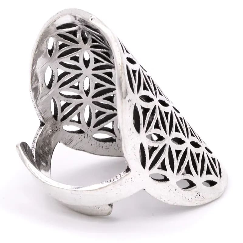 Bague couvrante avec Fleur de vie. Fait en laiton couleur argent. Superbe pièce ! Taille réglable/ ajustable !