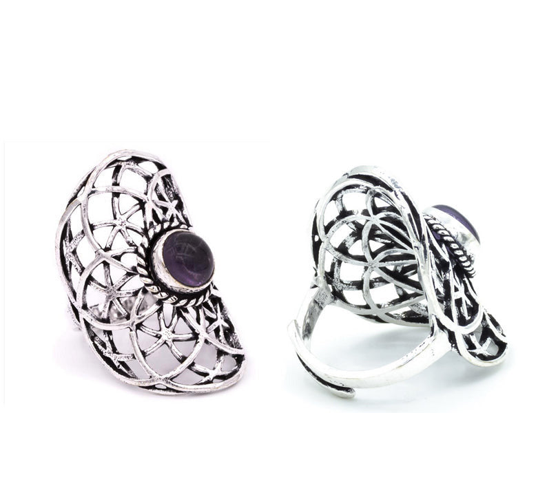 Bague couvrante avec Fleur de vie et cabochon en améthyste. Fait en laiton couleur argent. Superbe pièce ! Taille réglable/ ajustable !