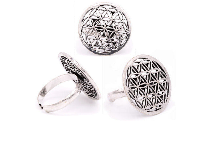 Bague avec Fleur de vie. Fait en laiton couleur argent. Superbe pièce ! Taille réglable/ ajustable !
