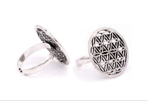 Bague avec Fleur de vie. Fait en laiton couleur argent. Superbe pièce ! Taille réglable/ ajustable !