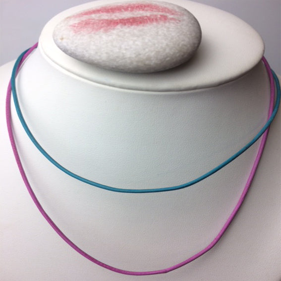 Cordon en fil de cuir de 1,5 mm de diamètre. 43 cm avec rajout de 5cm en chainette métallique, diverses couleurs au choix, bonne qualité, parfait pour assortir vos pendentifs préférés !