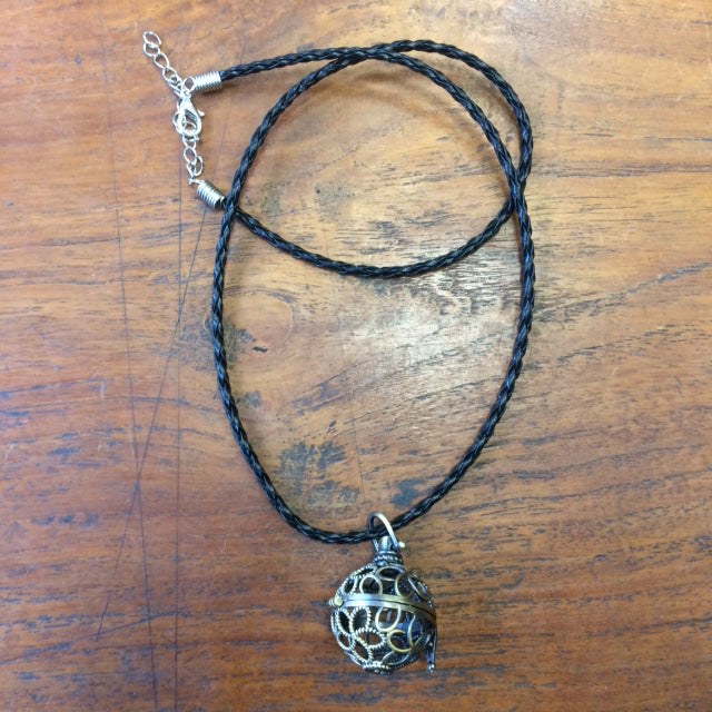 Pendentif/ Cage à pierre, peut servir de Bolas (pendentif de grossesse) ou pour perle de lave pour huile essentielle ! 2,5 centimètres de diamètre. Fait en laiton ! Vendu avec une perle de lave de 10mm !
