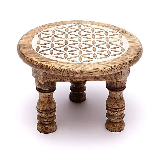 Petit tabouret/ Autel avec impression de couleur blanche de la 'Fleur de Vie'. Taille 15x10 cm - 352 grammes. Adorable petit meuble !