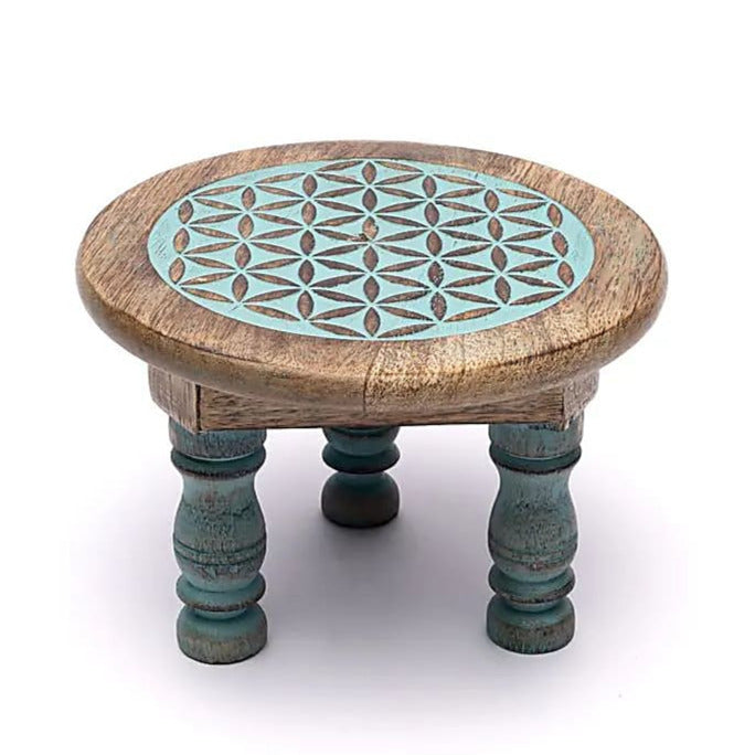 Petit tabouret/ Autel avec impression de couleur bleue de la 'Fleur de Vie'. Taille 15x10 cm - 352 grammes. Adorable petit meuble !