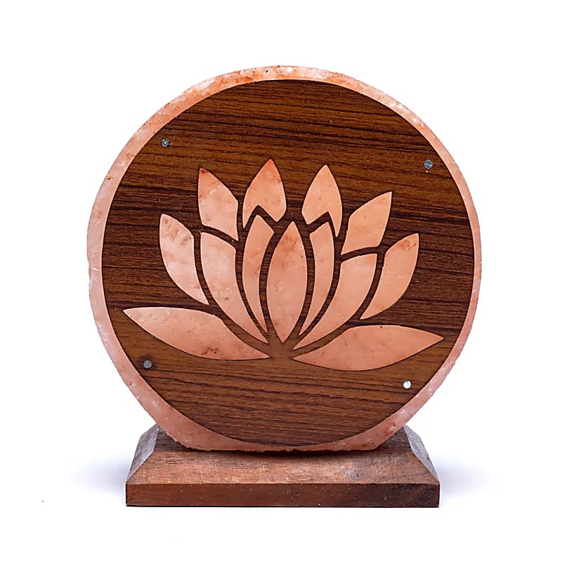 Lampe 'Lotus' en sel rose de l'Himalaya. Crée une atmosphère de pièce pure et agréable. La lumière diffuse donne une lueur chaleureuse et une sensation harmonieuse. ± 22x19x10/ 5 kgs