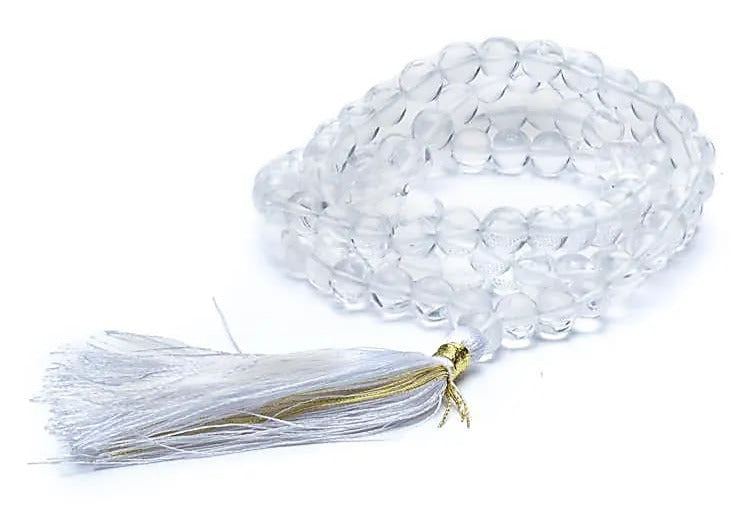 Mala de 108 perles de 6 ou 8 millimètres (au choix), fait en Cristal de roche/ quartz. Taille de 65 à 85 centimètres de longueur environ. Qualité AA à AAA, superbe pièce avec pochette de rangement offerte. Fait en Inde !
