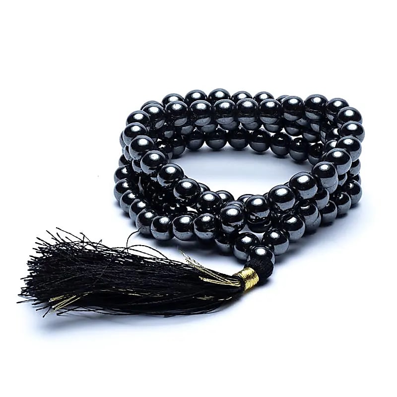 Mala de 108 perles de 6 ou 8 millimètres (au choix), fait en Hématite. Taille de 65 à 85 centimètres de longueur environ. Qualité AA à AAA, superbe pièce avec pochette de rangement offerte. Fait en Inde !