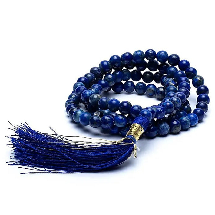 Mala de 108 perles de 6 ou 8 millimètres (au choix), fait en Lapis lazuli. Taille de 65 à 85 centimètres de longueur environ. Qualité AA à AAA, superbe pièce avec pochette de rangement offerte. Fait en Inde !