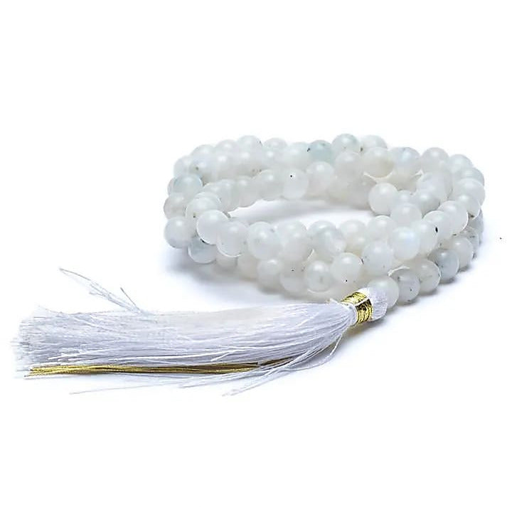 Mala en Pierre de lune, de 108 perles de 6 ou 8 millimètres. Taille de 65 à 85 centimètres de longueur environ. Qualité AA à AAA, superbe pièce avec pochette de rangement offerte. Fait en Inde !