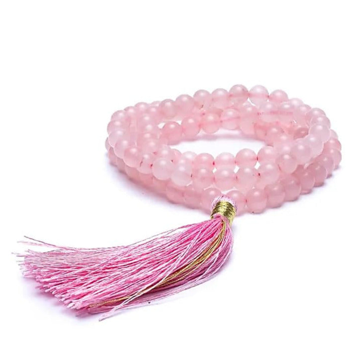 Mala en Quartz rose, de 108 perles de 6 ou 8 millimètres. Taille de 65 à 85 centimètres de longueur environ. Qualité AA à AAA, superbe pièce avec pochette de rangement offerte. Fait en Inde !