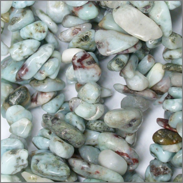 Larimar, bracelet de 17 à 21cm, collier de 42cm et sautoir de 60cm. Perles de type 'baroque/ chips' de formes naturelles montées sur fil élastique ou fil d'acier de haute résistance !