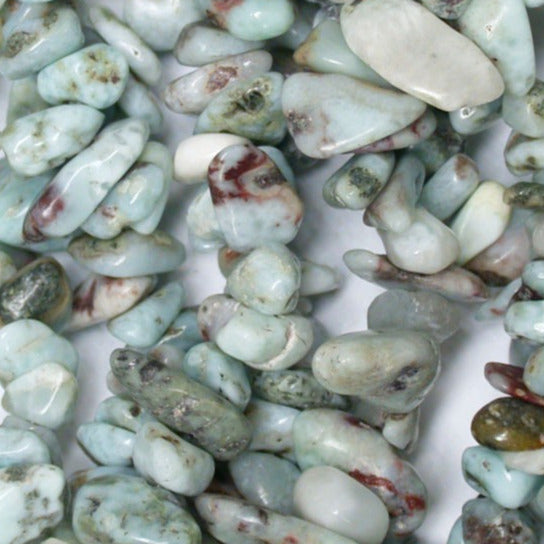 Larimar, bracelet de 17 à 21cm, collier de 42cm et sautoir de 60cm. Perles de type 'baroque/ chips' de formes naturelles montées sur fil élastique ou fil d'acier de haute résistance !