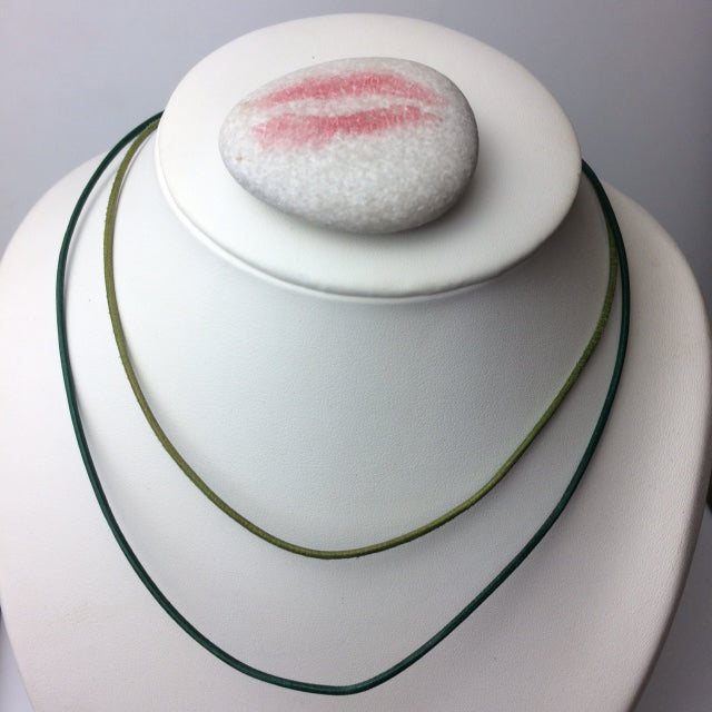 Cordon en fil de cuir de 1,5 mm de diamètre. 43 cm avec rajout de 5cm en chainette métallique, diverses couleurs au choix, bonne qualité, parfait pour assortir vos pendentifs préférés !