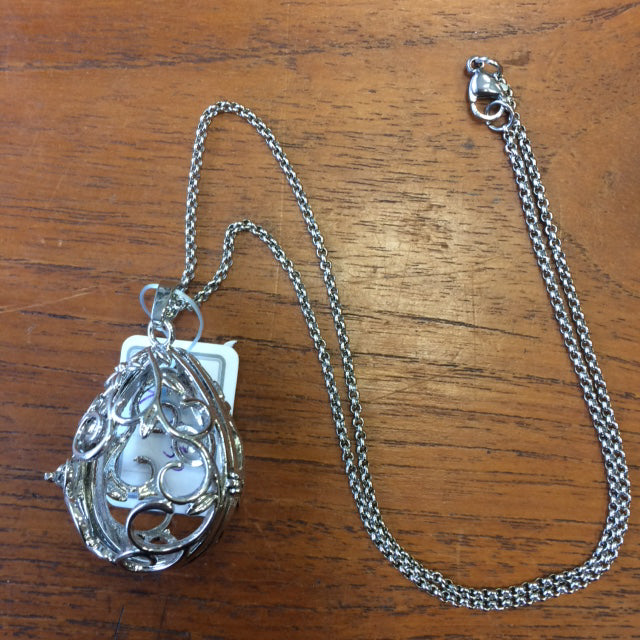Pendentif/ Cage à pierre, peut servir de Bolas (pendentif de grossesse) ou pour perle de lave pour huile essentielle ! 2,5 centimètres de diamètre. Fait en laiton ! Vendu avec une perle de lave de 10mm !