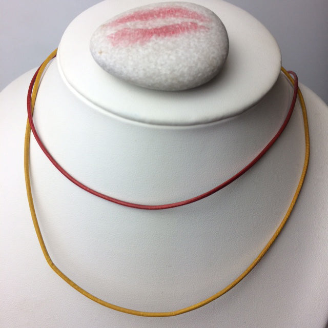 Cordon en fil de cuir de 1,5 mm de diamètre. 43 cm avec rajout de 5cm en chainette métallique, diverses couleurs au choix, bonne qualité, parfait pour assortir vos pendentifs préférés !