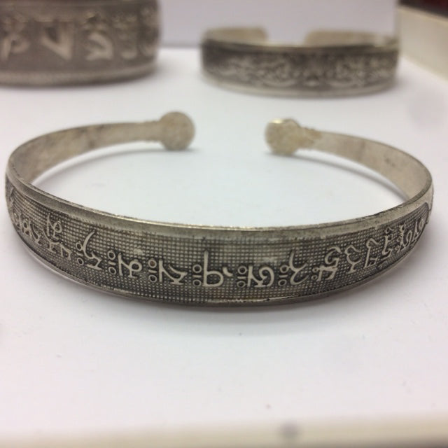 Bracelet de type 'Manchette', fait en laiton argenté, avec gravure de Mantra (prière Bouddhiste) ou gravure de fantaisie, superbe !