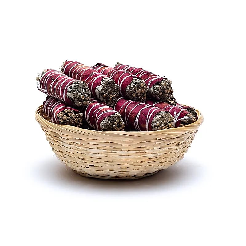 A selection of white sage sold in smudges (bouquets) of 25/30 gr. or in packs of 24 smudges. 3 fragrances to choose from: 100% natural - Dragon's Blood - Rose. Perfect!
