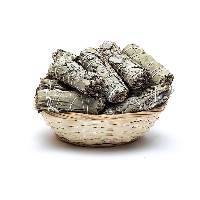 A selection of white sage sold in smudges (bouquets) of 25/30 gr. or in packs of 24 smudges. 3 fragrances to choose from: 100% natural - Dragon's Blood - Rose. Perfect!