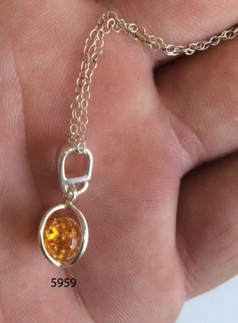 Amber, pretty little silver pendant measuring 20x8x8 millimeters, sold with a sliding (adjustable) black leather cord measuring 40 to 70 centimeters!