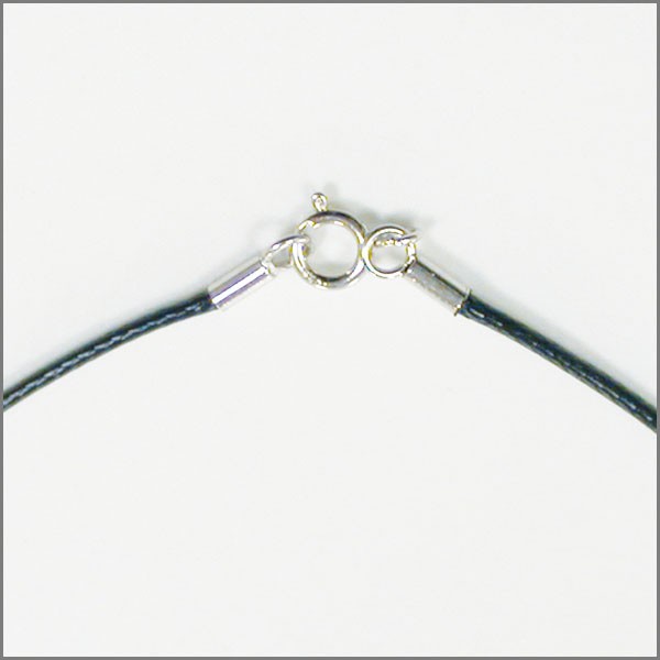 Cordon en fil de cuir noir, 1 à 1.5 millimètre de diamètre. 45 à 60 centimètres. Bonne qualité, parfait pour assortir vos pendentifs préférés !