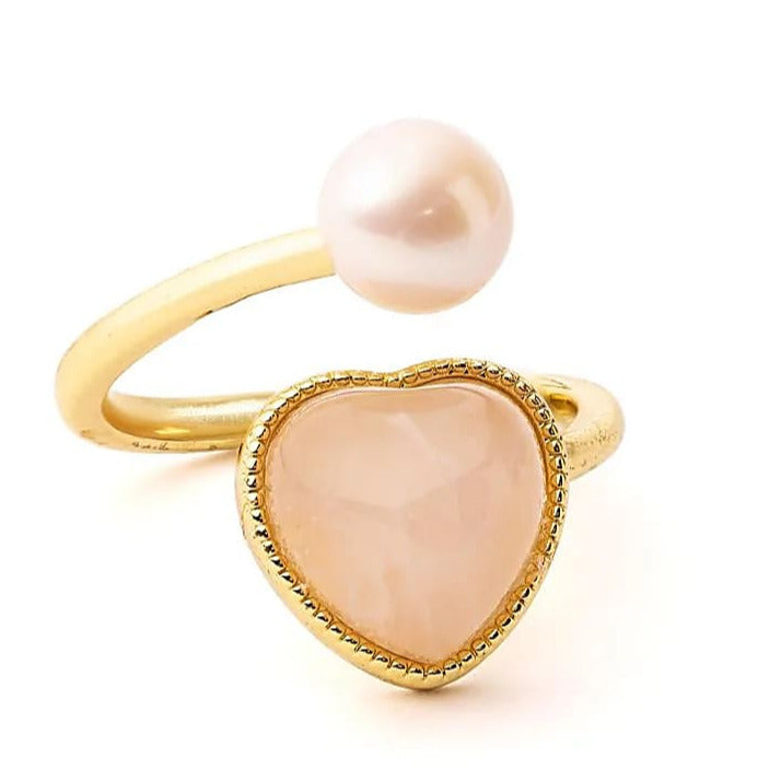 Bague associant une perle délicate sur une forme de coeur en quartz rose, un symbole d'amour, d'harmonie et d'équilibre ! Taille réglable !