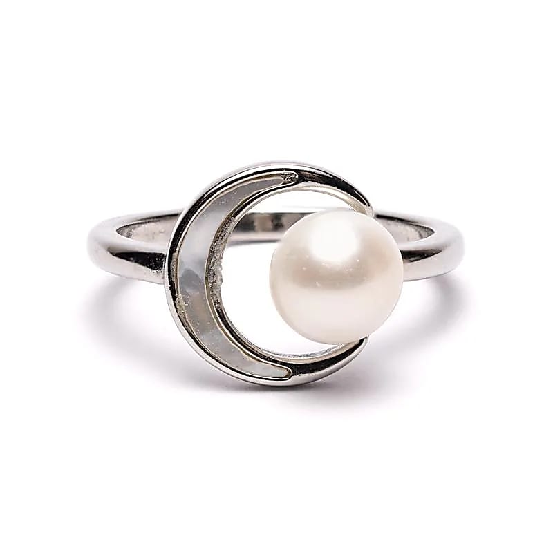 Bague 'ajustable' associe une perle délicate sur une forme de lune, un symbole intemporel d’intuition et d’énergie féminine !