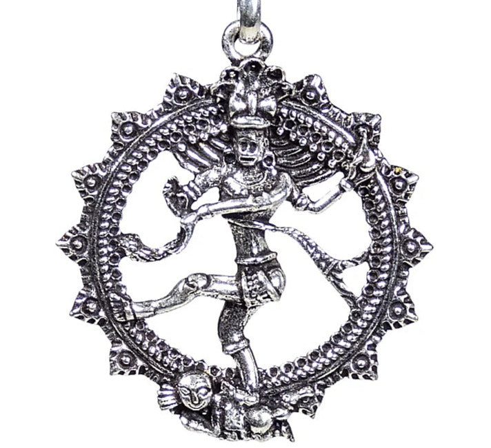 Pendentif en 'laiton argenté ou doré' de la divinité hindoue 'Shiva' sous sa forme de Shiva Nataraj. *
Le roi (raja) de la danse (nata) est un symbole du mouvement éternel de l'univers, la danse cosmique. 4,5 cm de diamètre, vendu avec cordon !