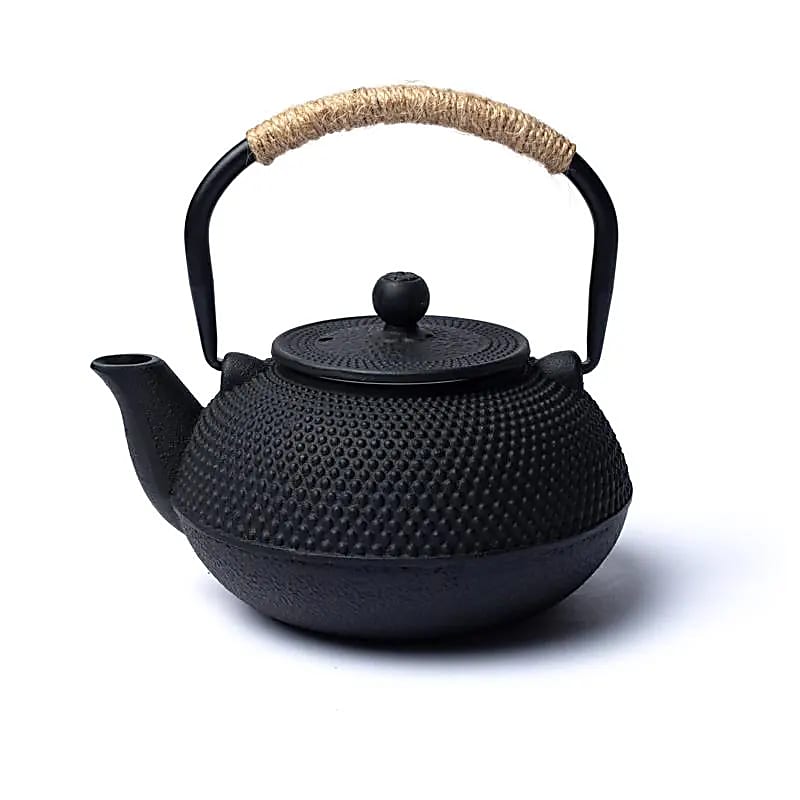 Les célèbres Théières émaillés en fonte, 'Tetsubin' et 'Tetsukyusu' de style traditionnel avec accessoires - 0,6, 1 ou 1,2 Litres. Options : tasse 65 ou 120 ml, chauffe-théière, assiette, porte couvercle... Parfait !