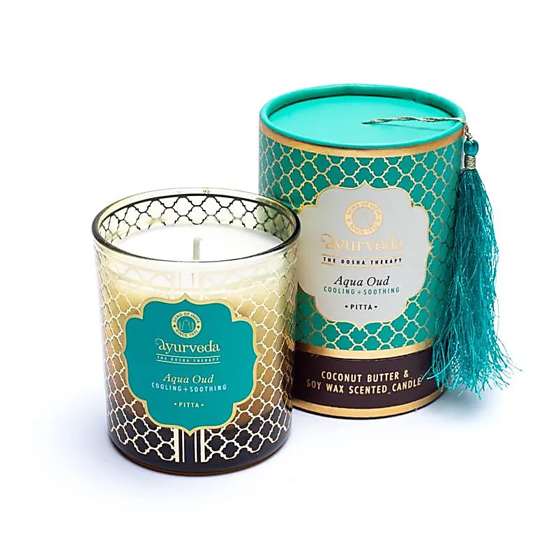 Bougie ayurvédique au beurre de coco et cire de soja de haute qualité, parfumée avec les meilleures huiles essentielles. 8x7x7cm - 155 gr. - ±55H de combustion. Moins de fumée et de suie grâce à la mèche en coton !