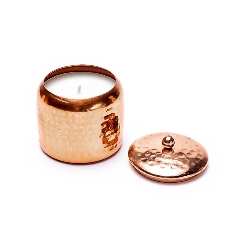 Set de 3 bougies 'Veda' à la cire de noix de coco dans un pot en cuivre de 6x6 cm - 20H de combustion. Une bougie pour chaque dosha: Vata - Parfums : tubéreuse et jasmin Pitta - Aqua oud Kapha - Sauge & Menthe !