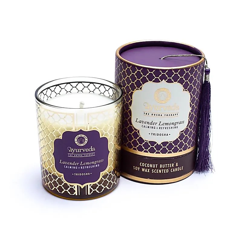 Bougie ayurvédique au beurre de coco et cire de soja de haute qualité, parfumée avec les meilleures huiles essentielles. 8x7x7cm - 155 gr. - ±55H de combustion. Moins de fumée et de suie grâce à la mèche en coton !
