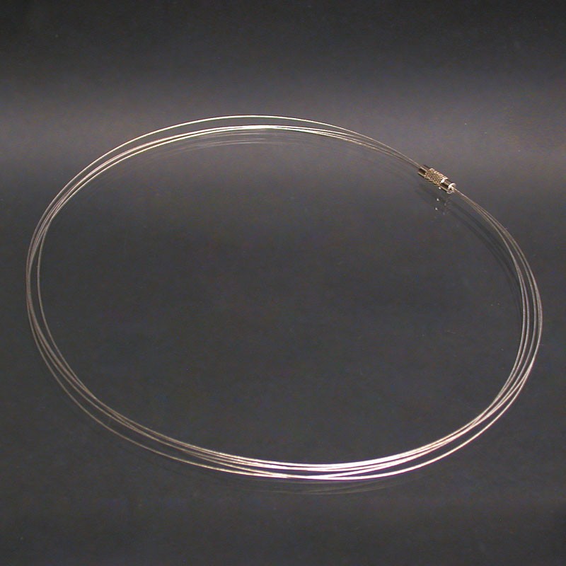 Tour de cou rigide de 5 rangs de 1 mm de diamètre. 35 centimètres de longueur environ ! En gris, blanc ou noir !