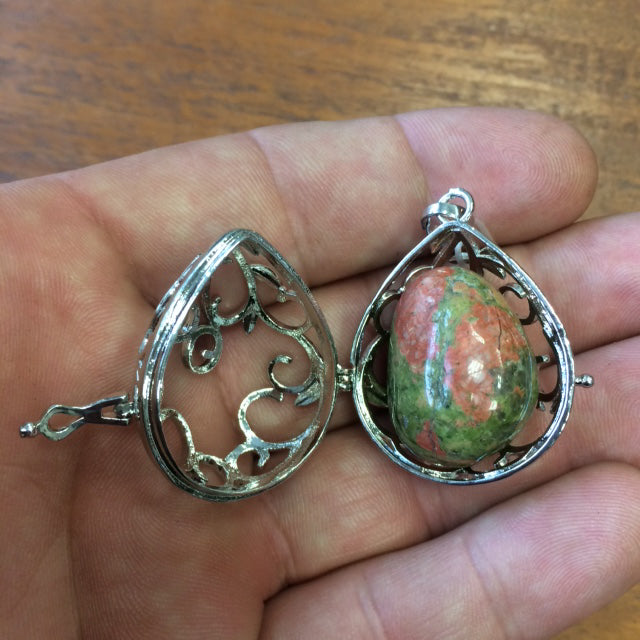 Pendentif/ Cage à pierre, peut servir de Bolas (pendentif de grossesse) ou pour perle de lave pour huile essentielle ! 2,5 centimètres de diamètre. Fait en laiton ! Vendu avec une perle de lave de 10mm !