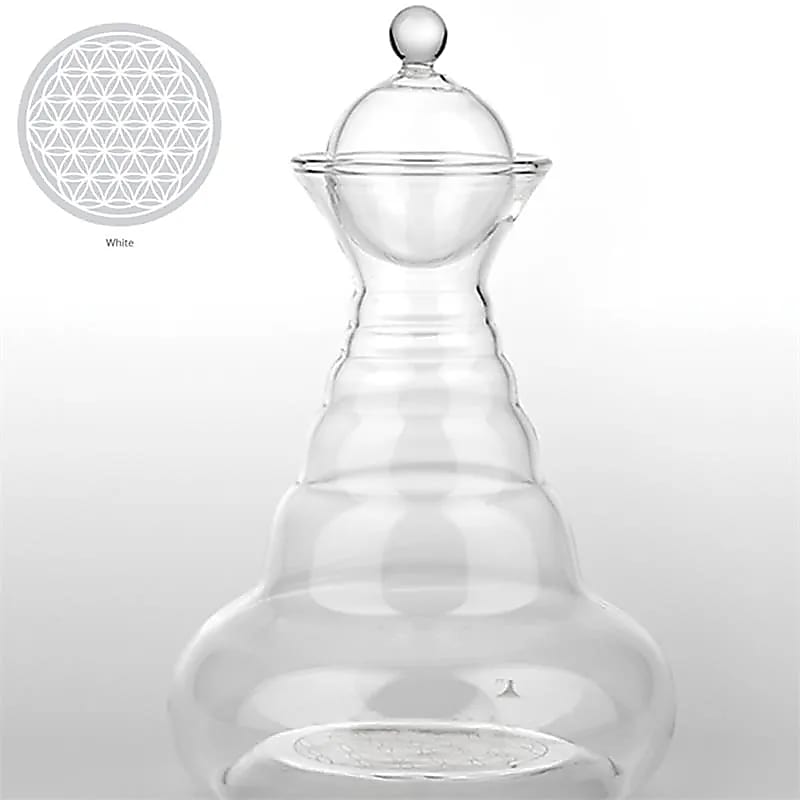 Carafe 'Alladin' de chez 'Nature's design' de 1300 millitres, avec le symbole de la fleur de vie gravé ! 5 finitions : basic, blanche, multicolore, Or ou Platine ! Verre sans plomb et soufflé à la bouche !