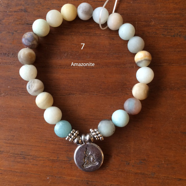 Collection de bracelets '7 chakras' et 'Bouddha', avec perles de 8 millimètres. Disponible de 17 à 21 cn de longueur. Qualité AA à AAA, superbes perles ! Fait par Gem & Zen !