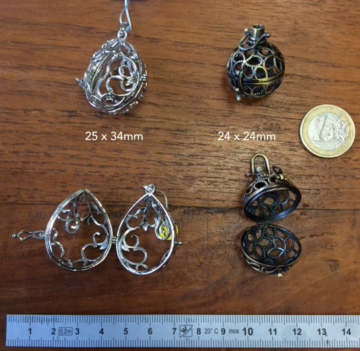 Pendentif/ Cage à pierre, peut servir de Bolas (pendentif de grossesse) ou pour perle de lave pour huile essentielle ! 2,5 centimètres de diamètre. Fait en laiton ! Vendu avec une perle de lave de 10mm !