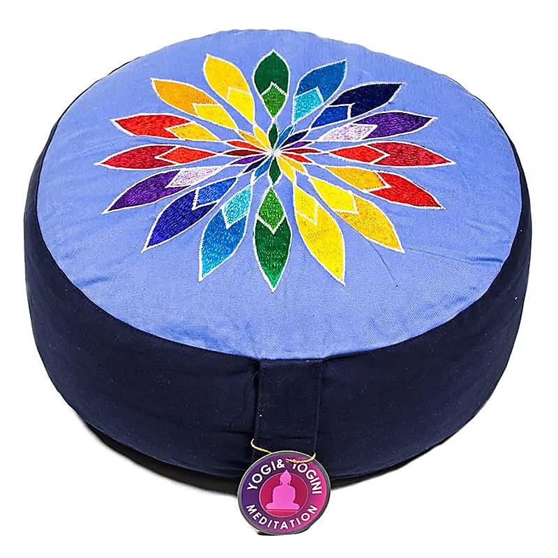 Coussin de Méditation ou de Yoga avec le motif d'une fleur aux couleurs des chakras. taille 33 centimètres de diamètre x 13 centimètres de hauteur. 2300 grammes. De chez Yogi & Yogini, fait en Inde !