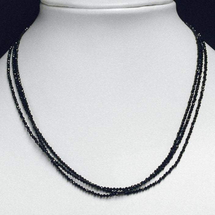 Spinelle, collier 3 rangs en perles facettées de 2/3 millimètres. Vendu en longueur de 46 centimètres. Finition en Argent 0.925 ou plaqué Or. Qualité AA à AAA !