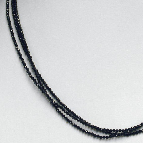 Spinelle, collier 3 rangs en perles facettées de 2/3 millimètres. Vendu en longueur de 46 centimètres. Finition en Argent 0.925 ou plaqué Or. Qualité AA à AAA !