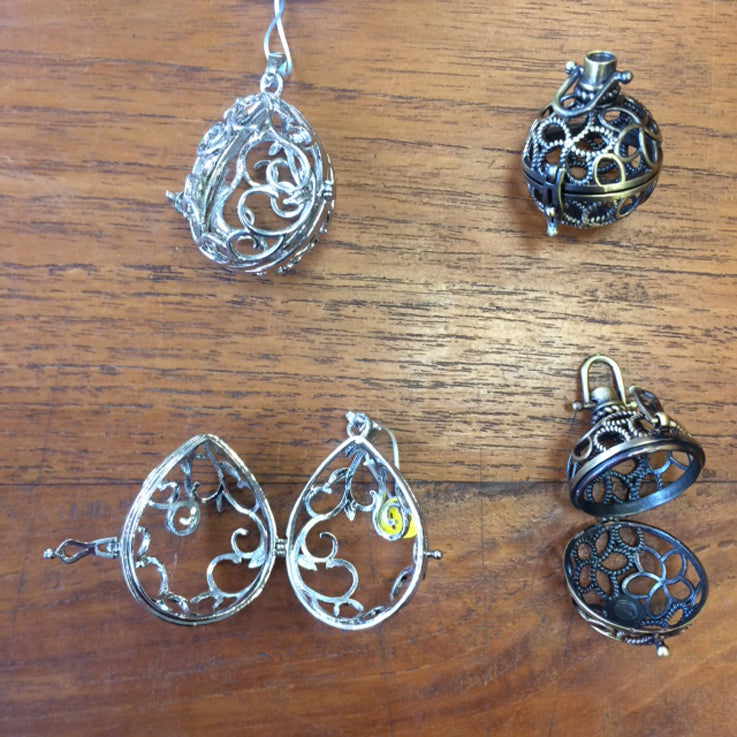 Pendentif/ Cage à pierre, peut servir de Bolas (pendentif de grossesse) ou pour perle de lave pour huile essentielle ! 2,5 centimètres de diamètre. Fait en laiton ! Vendu avec une perle de lave de 10mm !